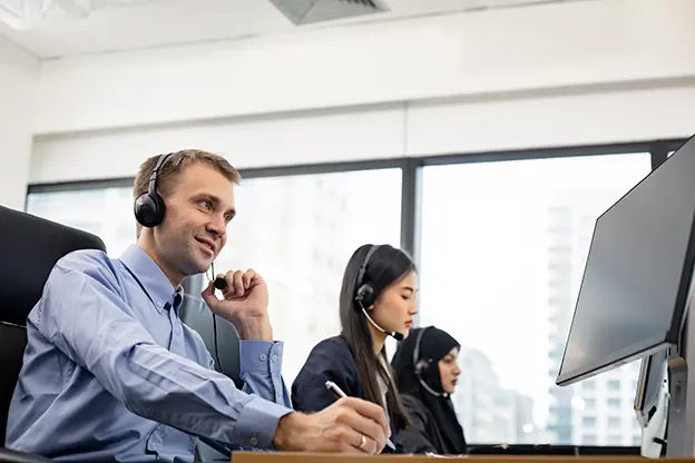 équipe-call-center-dédiée-fournir-un-service-client-efficace-avec-le-sourire
